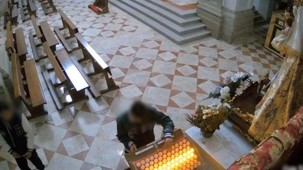 En esta imagen se puede observar como uno de ellos extrae el dinero de lampadario.