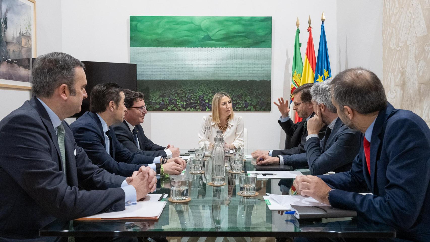 La presidenta en funciones de Extremadura, María Guardiola, con responsables de la empresa.