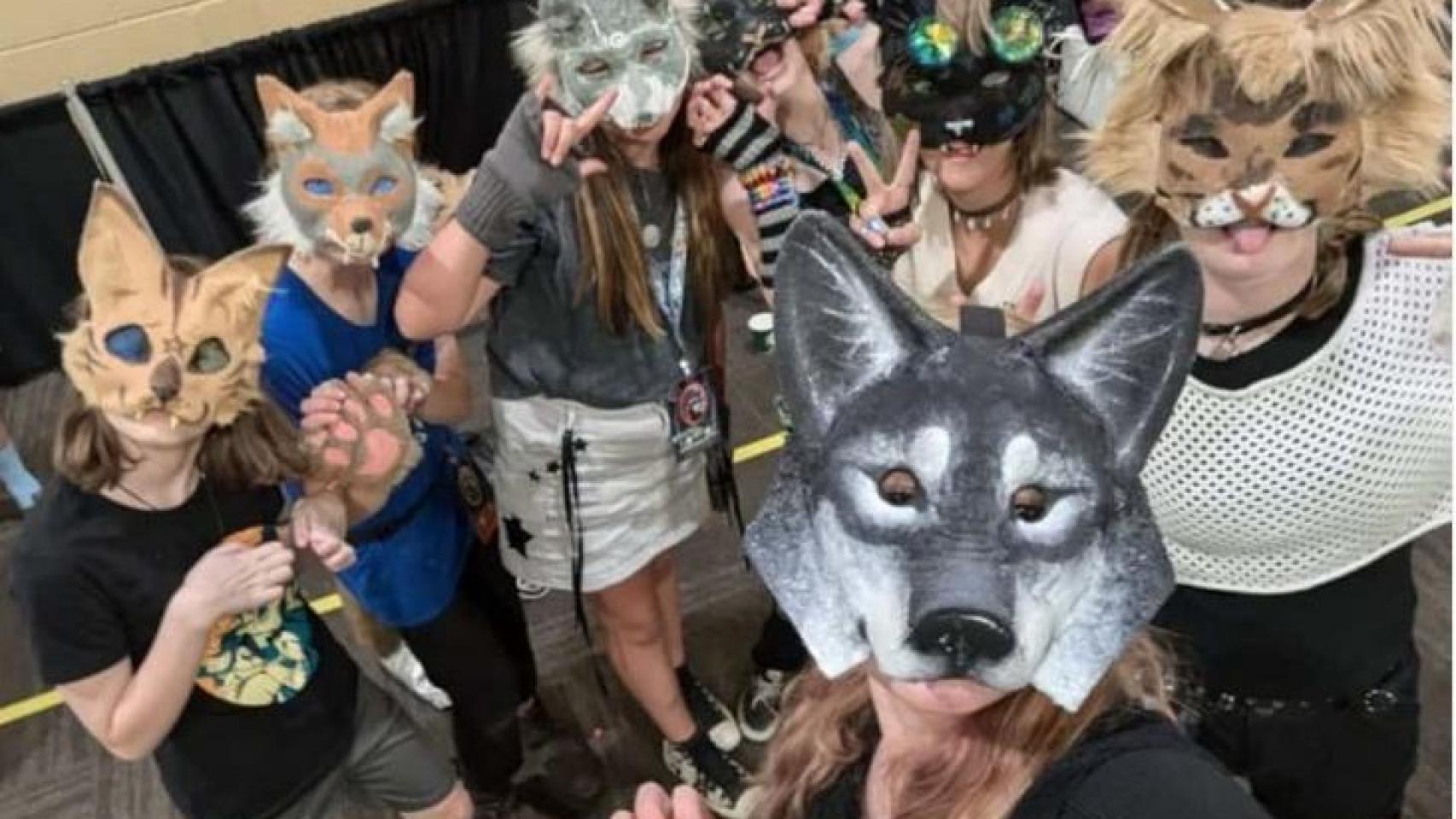 Jóvenes que caminan a cuatro patas y ladran porque se sienten animales llega a Castilla y León