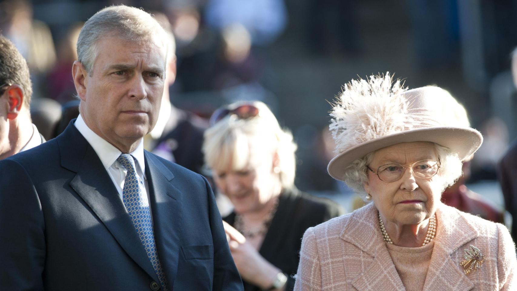 El entonces Andrés de York junto a su madre, Isabel II, en una imagen captada en 2011.