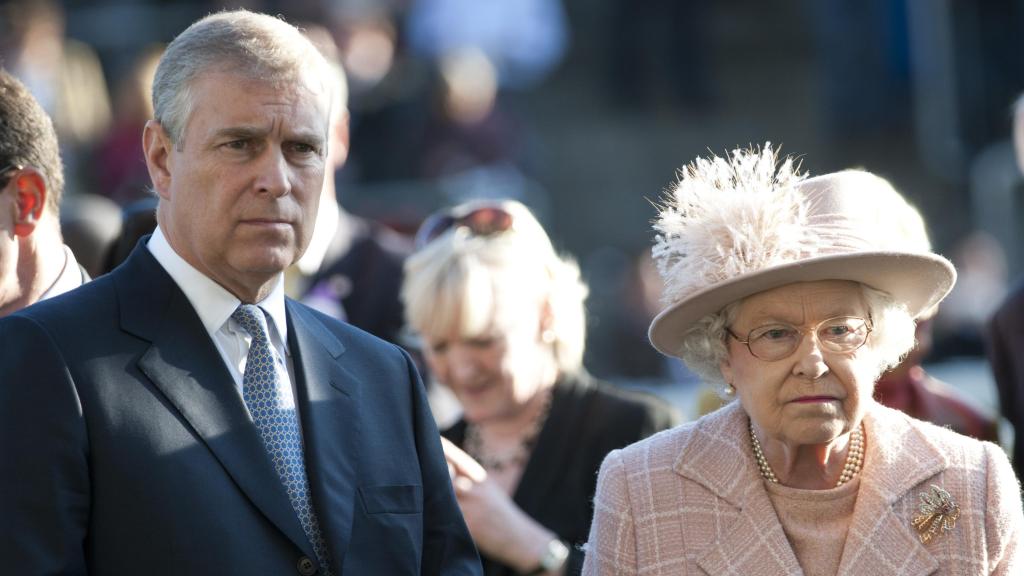 El entonces Andrés de York junto a su madre, Isabel II, en una imagen captada en 2011.
