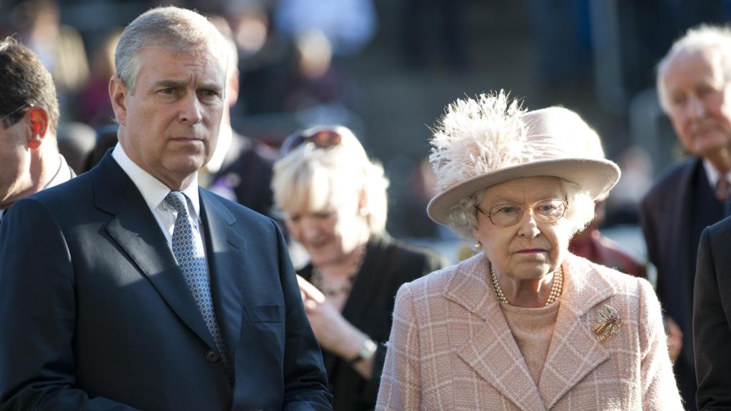 El entonces Andrés de York junto a su madre, Isabel II, en una imagen captada en 2011.