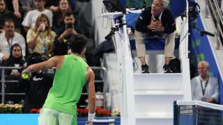 Carlos Alcaraz discutiendo con el juez de silla en la semifinal del ATP Doha