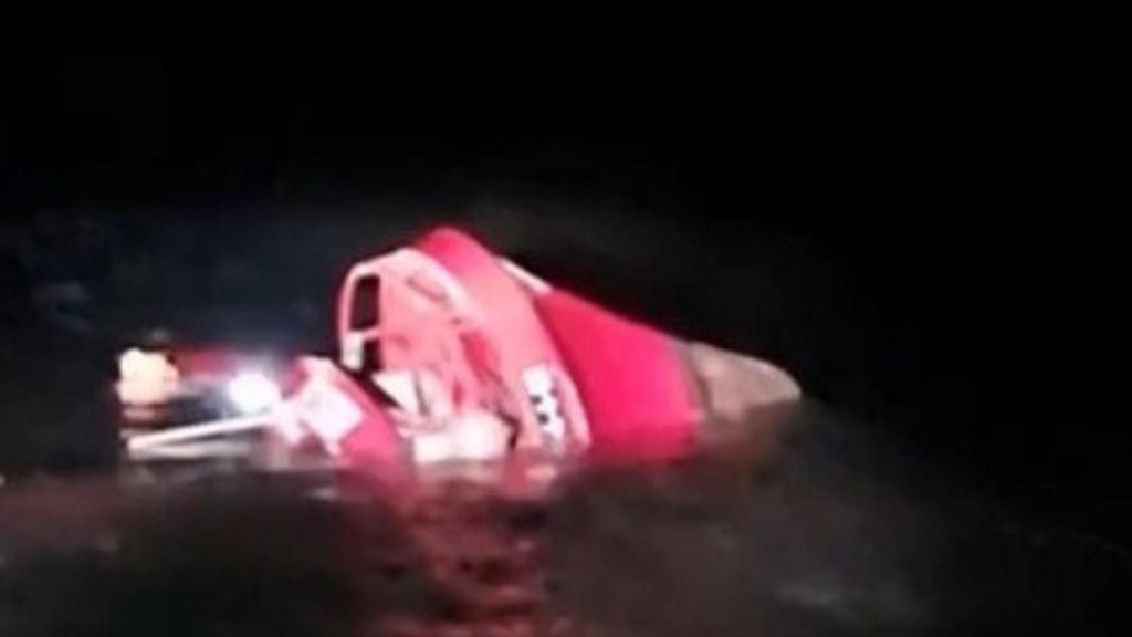 Dos tripulantes rescatados tras hundirse parcialmente un pesquero frente a Baiona (Pontevedra)
