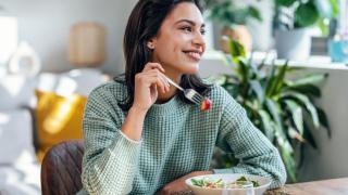 Imagen de archivo de una mujer disfrutando de un almuerzo.