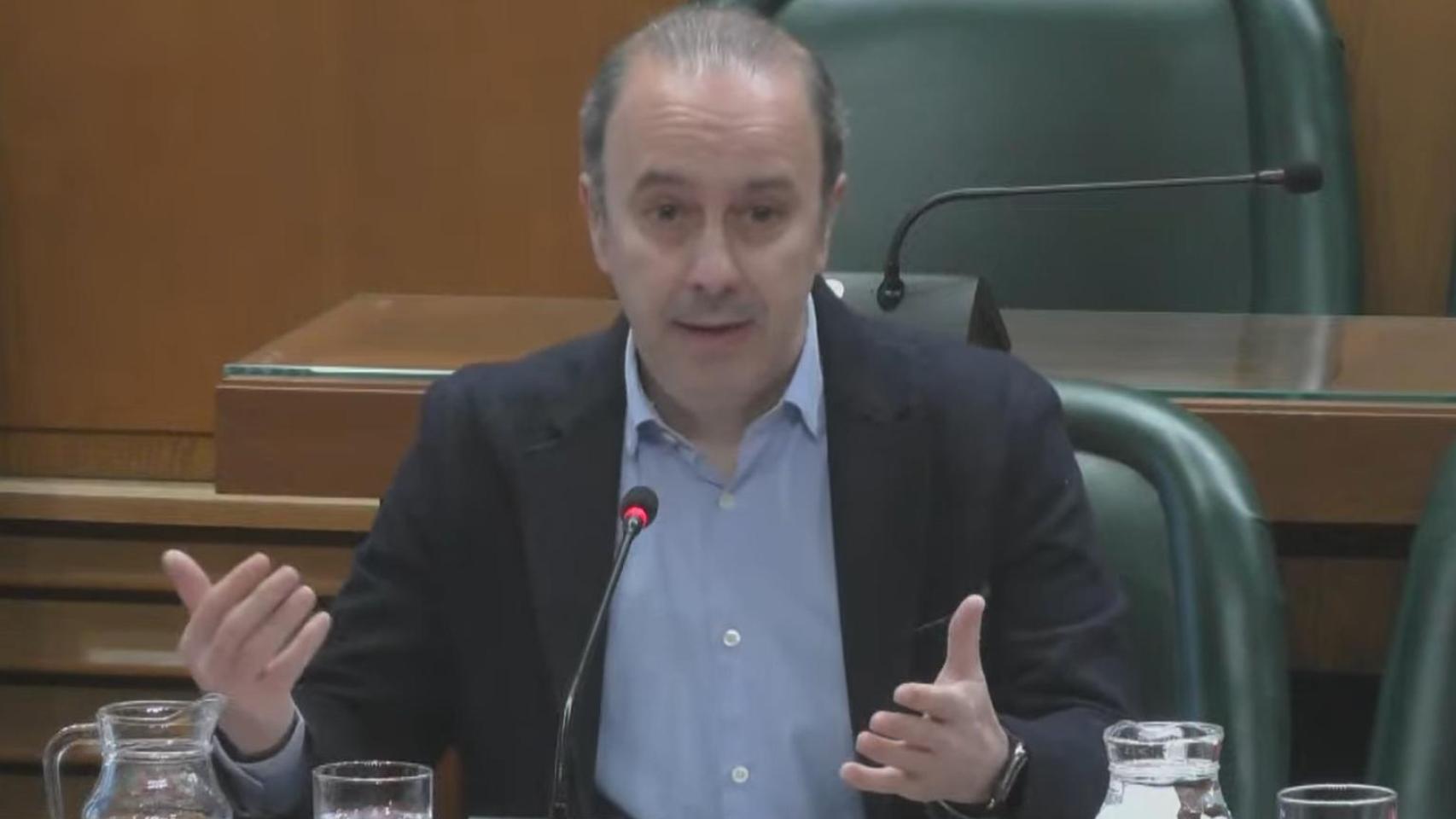 Chema Giral, concejal del PSOE en Zaragoza, este viernes en la comisión de Movilidad.