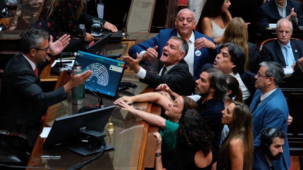 Representantes de la oposición se enfrentan al presidente del Congreso de Argentina durante un debate sobre las reformas laborales de Millay.