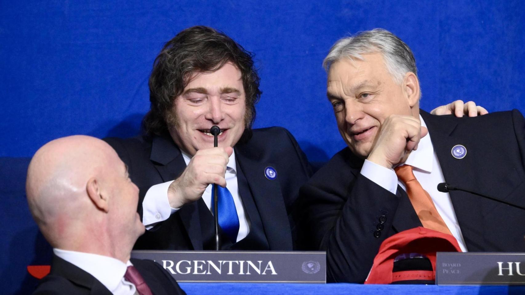 Javier Milei canta junto a Viktor Orbán durante la presentación de la Junta de Paz, ante la mirada de Gianni Infantino, presidente de la FIFA.