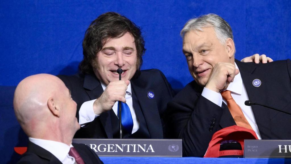 Javier Milei canta junto a Viktor Orbán durante la presentación de la Junta de Paz, ante la mirada de Gianni Infantino, presidente de la FIFA.
