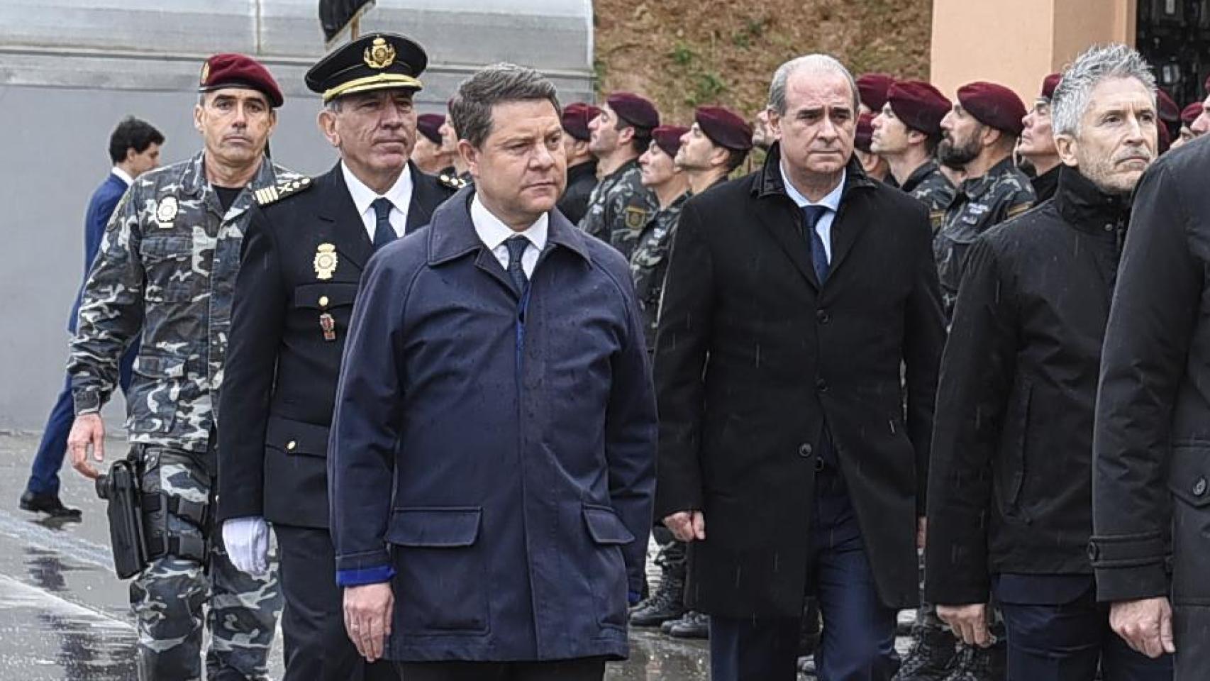 El exDAO, José Ángel González; el presidente de Castilla-La Mancha, Emiliano García-Page; el director de la Policía Nacional, Paco Pardo y el ministro del Interior, Fernando Grande-Marlaska, en una imagen de archivo durante los actos por el 40º aniversario del GEO en Guadalajara.