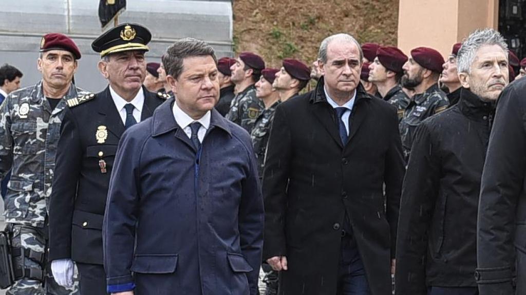 El exDAO, José Ángel González; el presidente de Castilla-La Mancha, Emiliano García-Page; el director de la Policía Nacional, Paco Pardo y el ministro del Interior, Fernando Grande-Marlaska, en una imagen de archivo durante los actos por el 40º aniversario del GEO en Guadalajara.