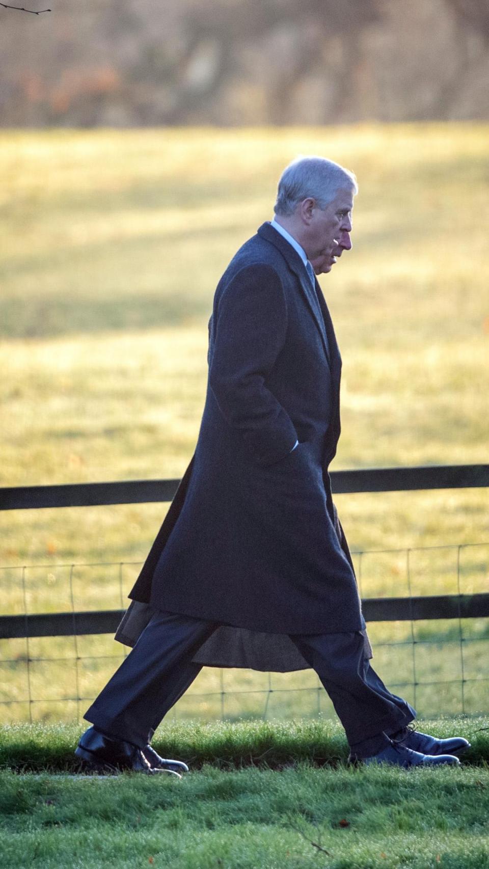 El expríncipe, caminando por Sandringham.