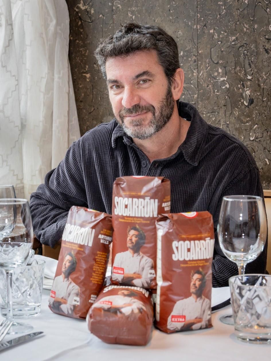 Arturo Valls con el arroz de su marca.