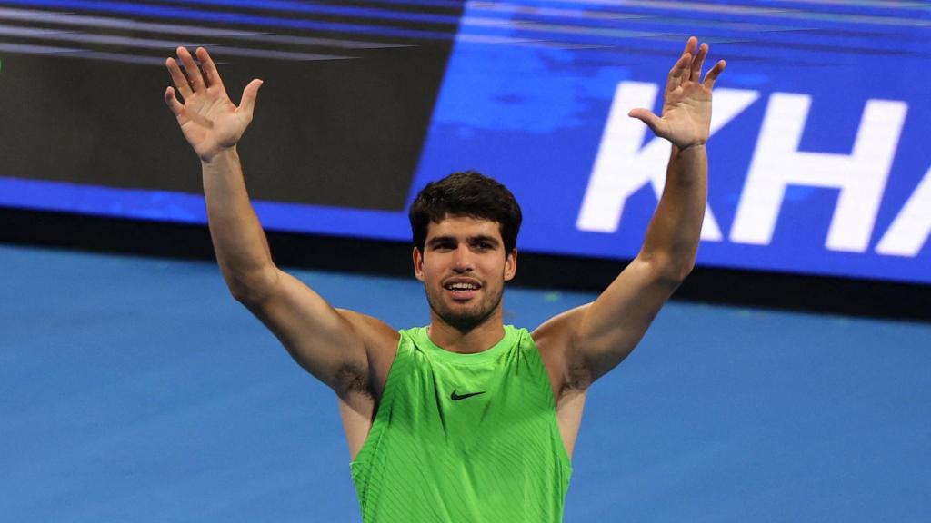 Alcaraz celebra su victoria en cuartos de final de la ATP en Doha