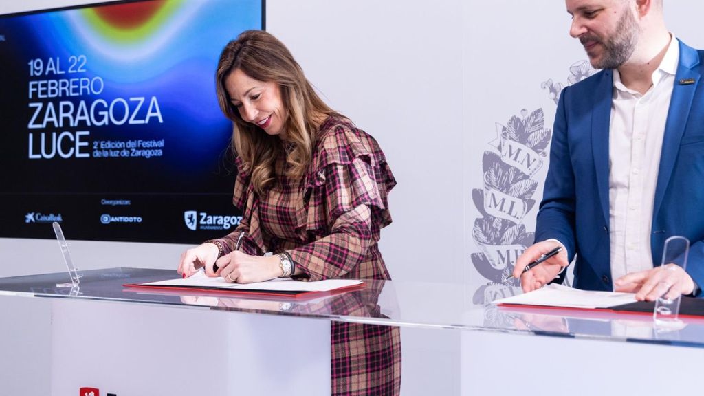 La alcaldesa de Zaragoza, Natalia Chueca, y el director de esta entidad, Mark Burton-Page han rubricado el documento de adhesión a esta red de ciudades.