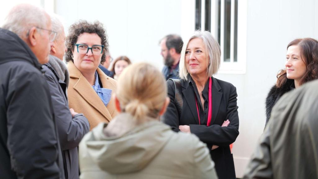 Isabel Fraga, gerente de Arroupa, en el centro con chaqueta oscura.