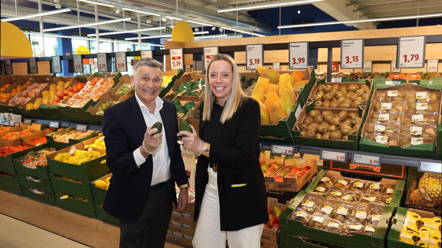 El teniente de alcalde de San Pedro Alcántara, Javier García Ruiz, en el nuevo establecimiento junto a Sophie Chatel, directora regional de Lidl en Andalucía (zona Málaga).