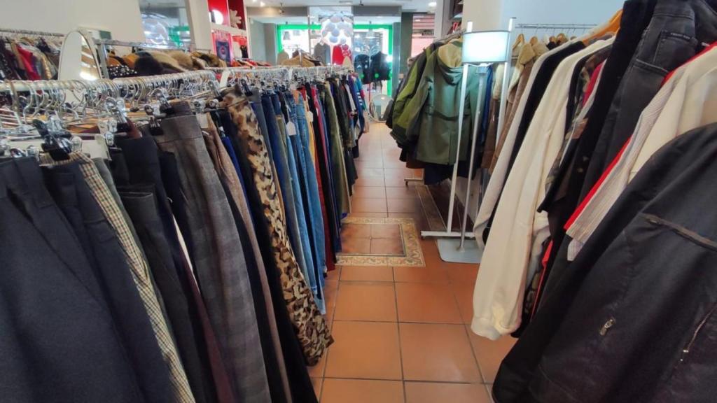 Cazadoras y pantalones en la tienda Orzán.