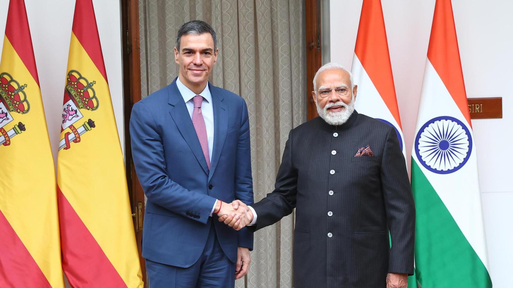 El presidente del Gobierno español, Pedro Sánchez, saluda al primer ministro indio, Narendra Modi, en Nueva Delhi.
