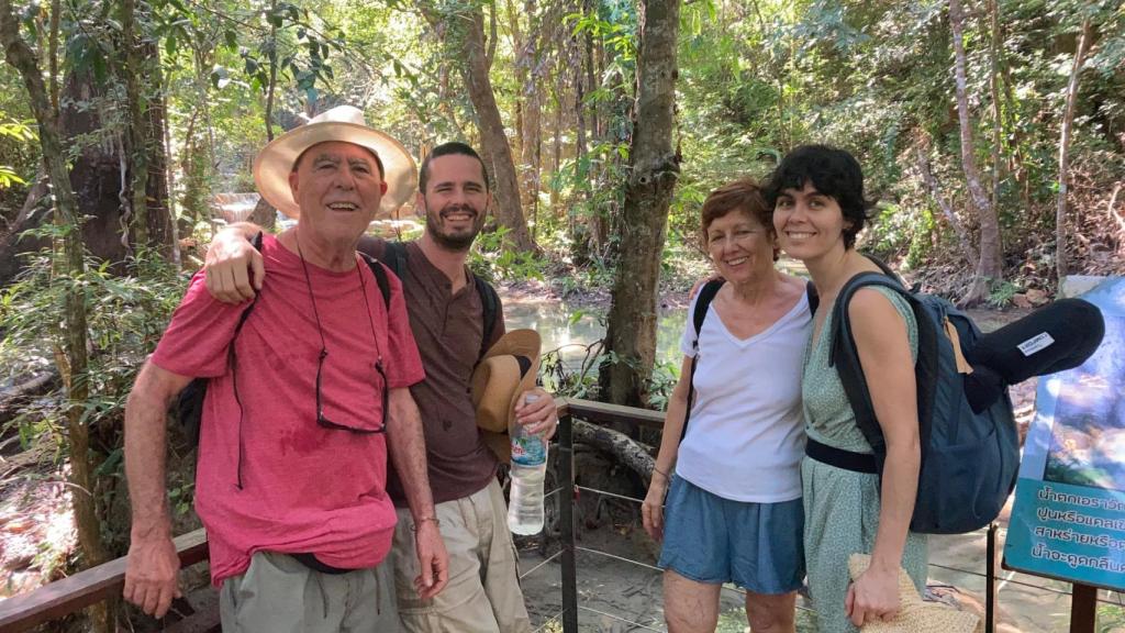 Adrian Palomino junto a su familia: su padre, Alberto; su madre, Conchi; y una de sus hermanas.