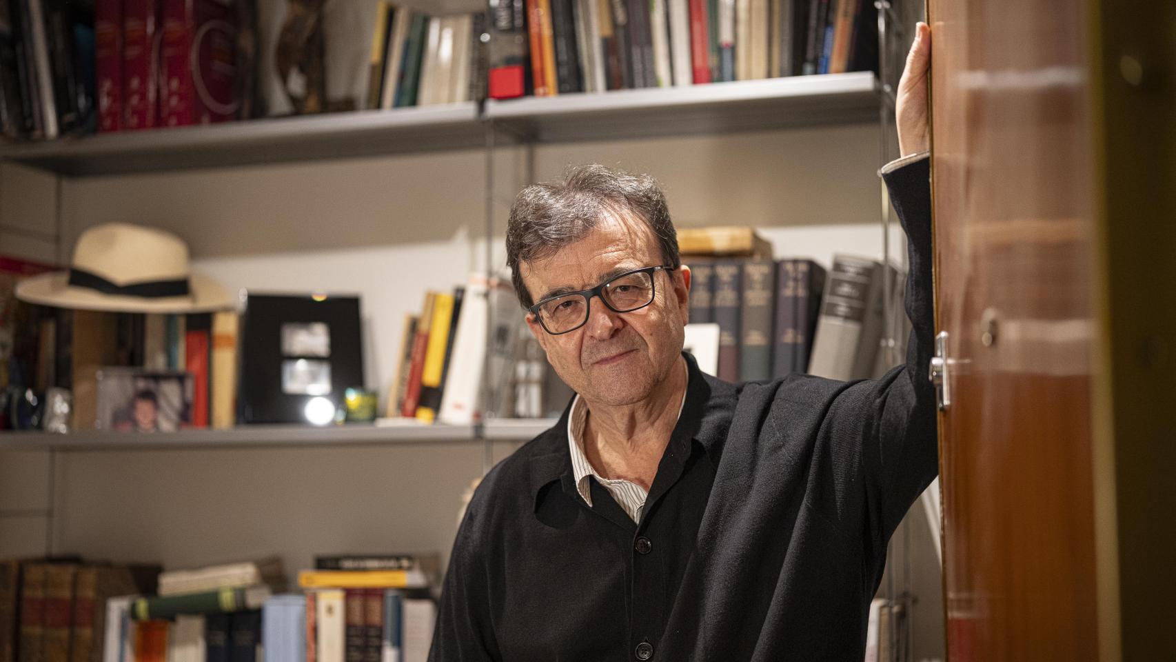 Javier Cercas, autor de 'Anatomía de un instante' y uno de los mayores expertos en el 23-F, recibe a EL ESPAÑOL en su domicilio en Barcelona.