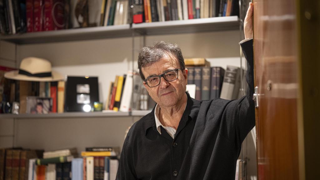 Javier Cercas, autor de 'Anatomía de un instante' y uno de los mayores expertos en el 23-F, recibe a EL ESPAÑOL en su domicilio en Barcelona.