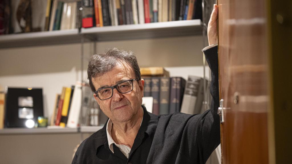 Javier Cercas, autor de 'Anatomía de un instante' y uno de los mayores expertos en el 23-F, recibe a EL ESPAÑOL en su domicilio en Barcelona.