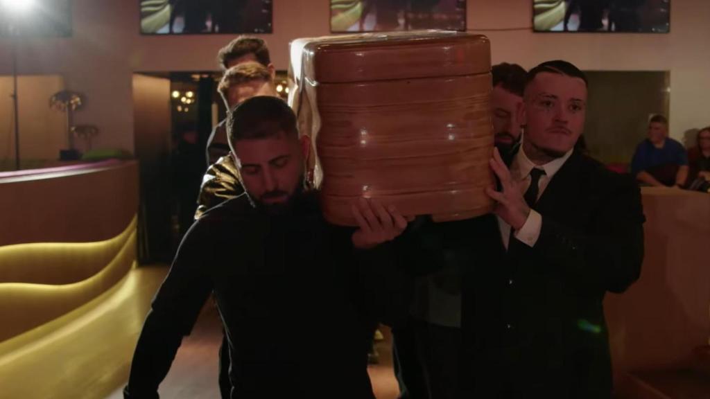 El funeral de Kiko Matamoros y Kiko Hernández en 'Criaturas extrañas'.