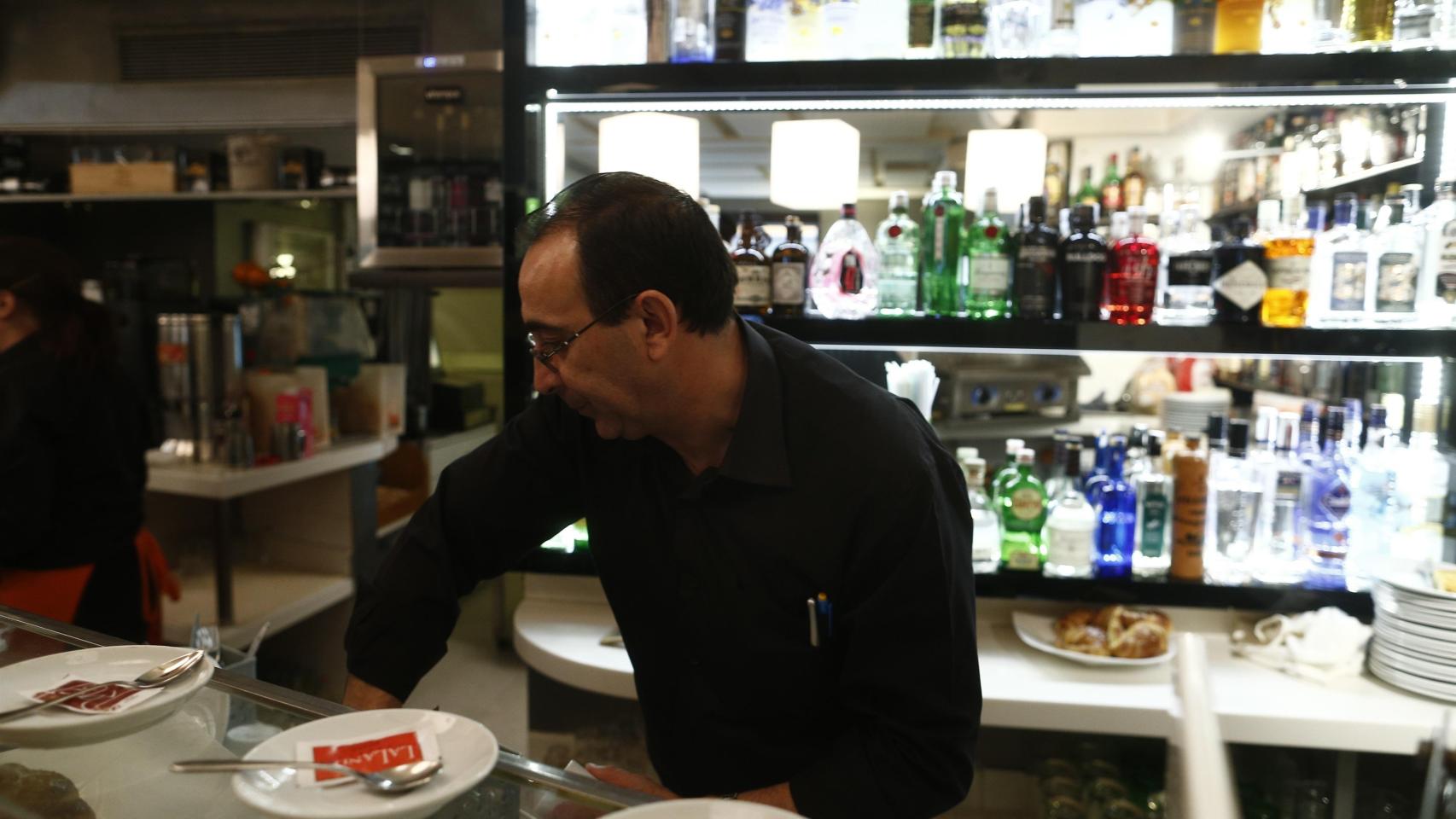 Un camarero trabajando en un bar.