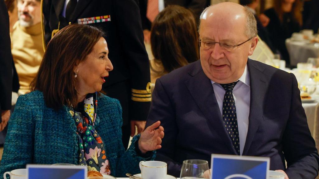 La ministra de Defensa, Margarita Robles, conversa con el comisario europeo de Defensa y Espacio, Andrius Kubilius, protagonista de un desayuno informativo organizado por el Foro de la Nueva Defensa y el Espacio.
