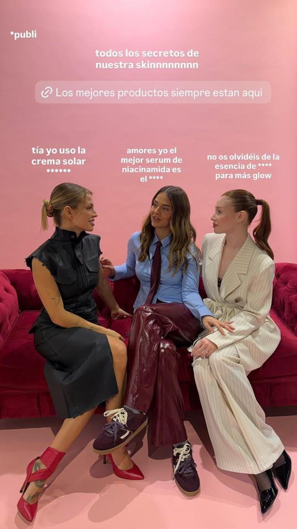 Laura Escanes con pantalones de piel sintetica en rojo vino en el evento de Miin Cosmetic.