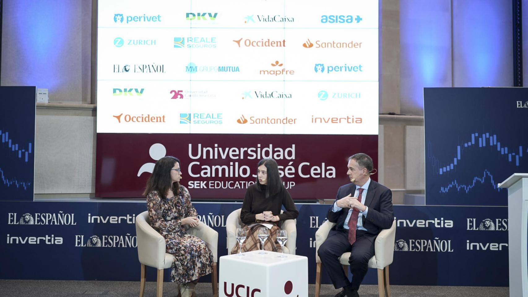 De izq. a dcha.: Paloma Isasia, directora general de Perivet; Victoria Villafranca, redactora de Invertia, y Alfredo Fernández, director de Relaciones Institucionales de IVC Evidensia Iberia.