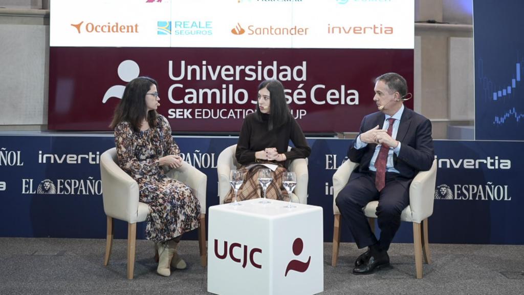 De izq. a dcha.: Paloma Isasia, directora general de Perivet; Victoria Villafranca, redactora de Invertia, y Alfredo Fernández, director de Relaciones Institucionales de IVC Evidensia Iberia.