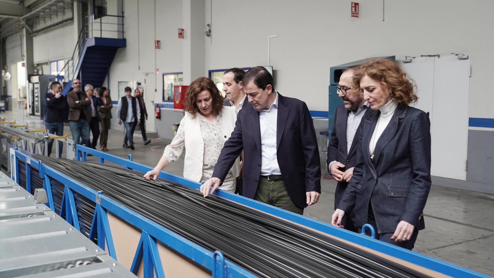 El candidato a la reelección como presidente de la Junta por el Partido Popular, Alfonso Fernández Mañueco, durante su visita a la empresa Technoform en el municipio vallisoletano de Tordesillas, este viernes