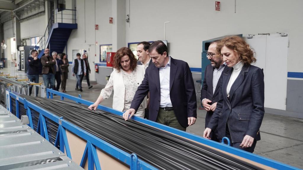 El candidato a la reelección como presidente de la Junta por el Partido Popular, Alfonso Fernández Mañueco, durante su visita a la empresa Technoform en el municipio vallisoletano de Tordesillas, este viernes