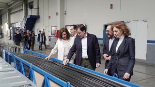 El candidato a la reelección como presidente de la Junta por el Partido Popular, Alfonso Fernández Mañueco, durante su visita a la empresa Technoform en el municipio vallisoletano de Tordesillas, este viernes