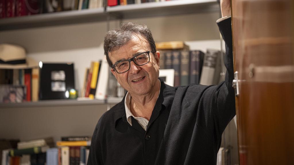 Javier Cercas, en su piso en Barcelona, frente a una de sus librerías.
