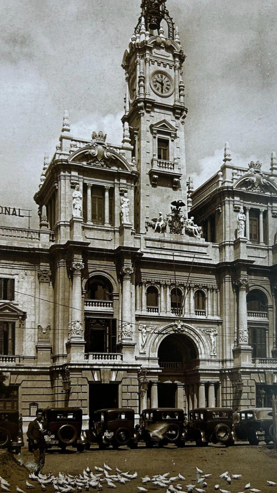 El Ayuntamiento de Valencia antes de la construcción del balcón. Archivo de José Huguet