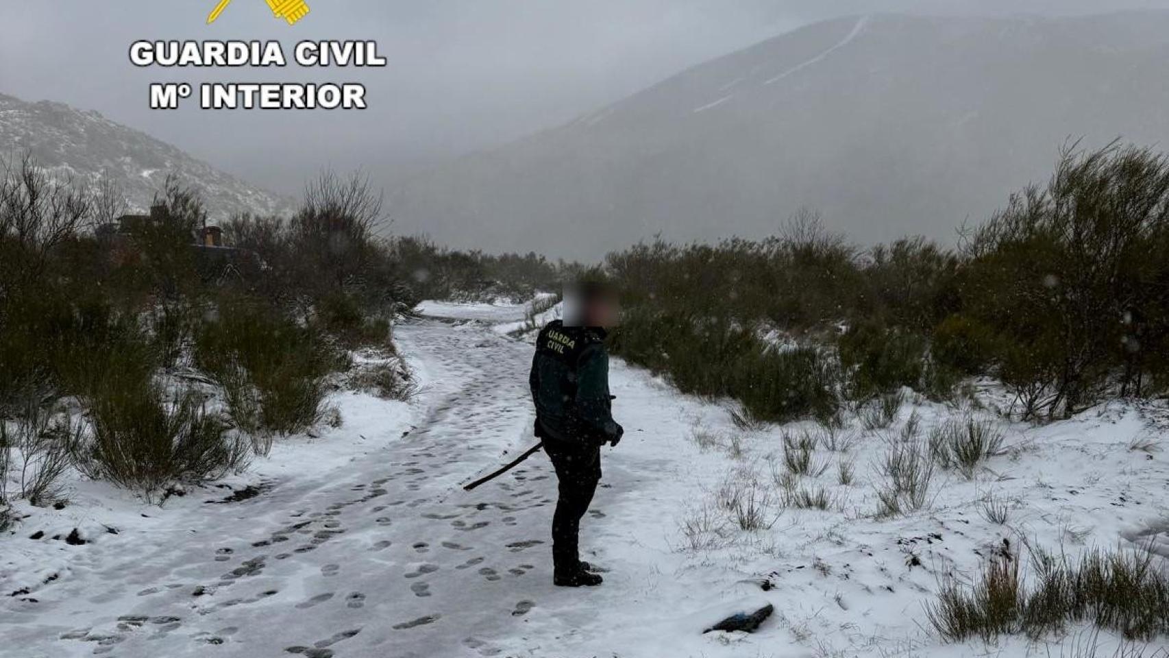 Un guardia civil durante la búsqueda de la mujer alemana