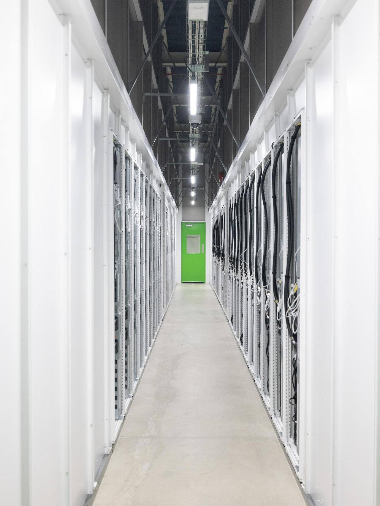 'Pasillo caliente' ('hot aisle') del centro de datos de Microsoft en Dublín.