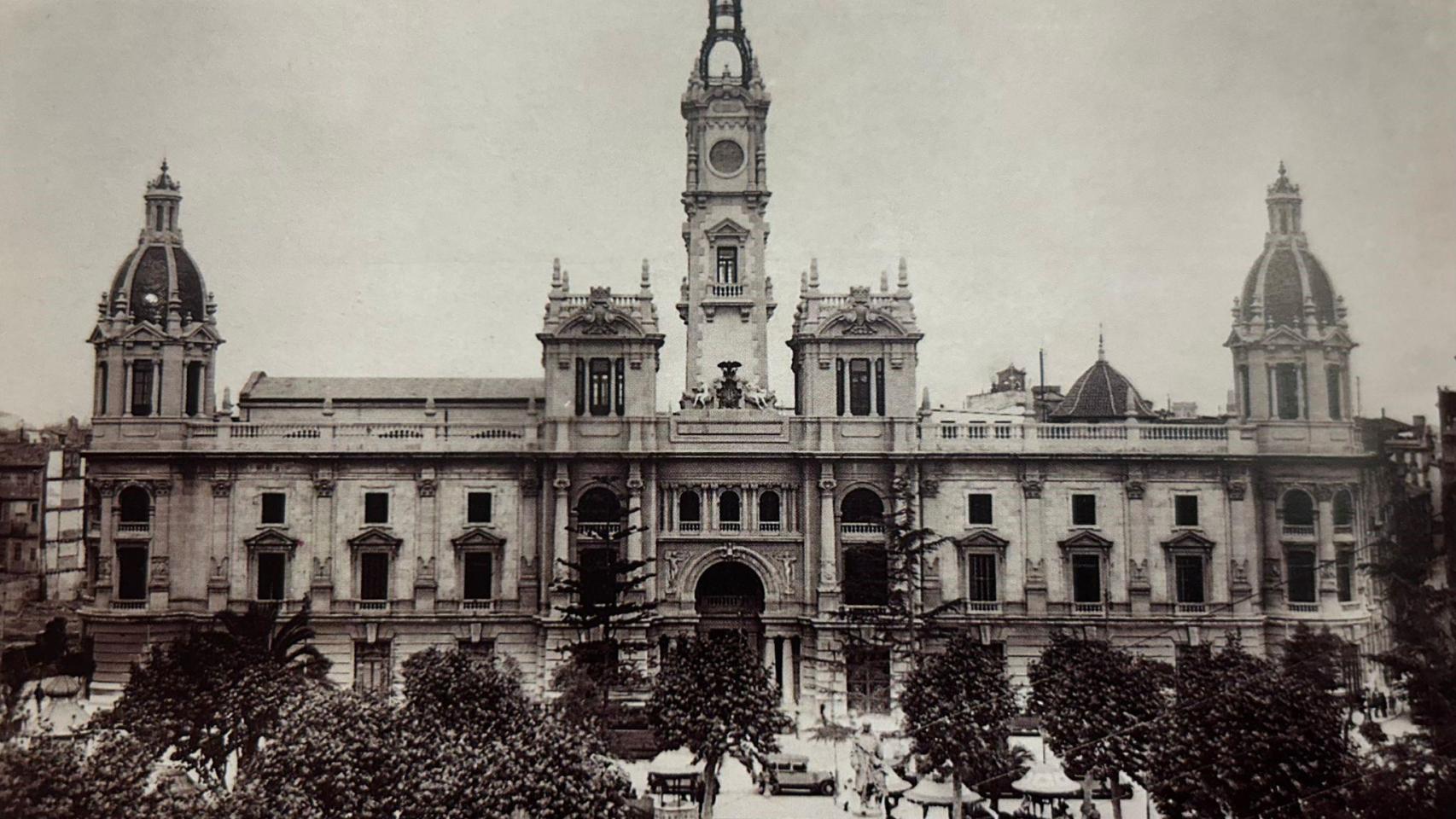 El Ayuntamiento de Valencia antes de la construcción del balcón. Archivo de José Huguet