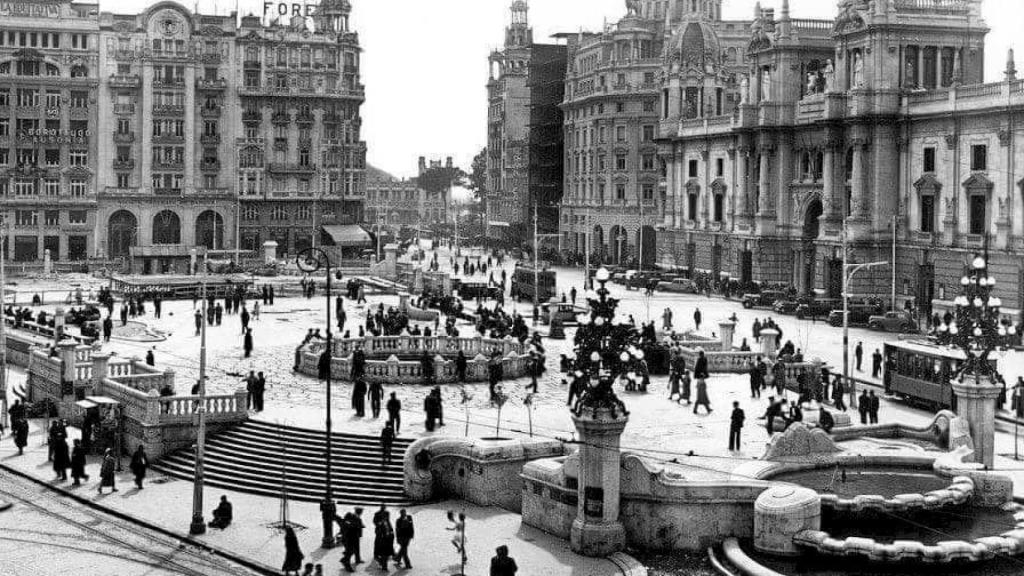 Foto histórica de la plaza del Ayuntamiento de Valencia. EE