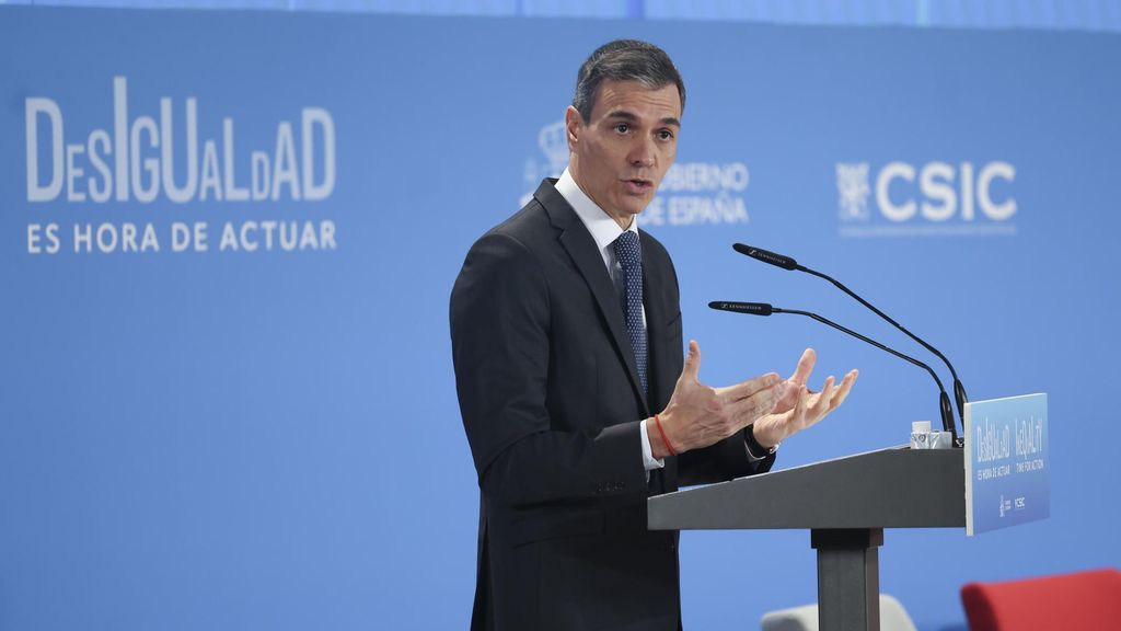 El presidente del Gobierno, Pedro Sánchez, da un discurso durante la clausura de la jornada 'Desigualdad: es hora de actuar' este viernes en Madrid.