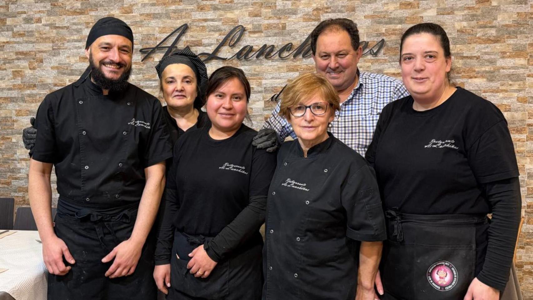 Manuel y Manuela junto con su equipo de As Lanchiñas