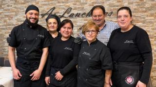Manuel y Manuela junto con su equipo de As Lanchiñas