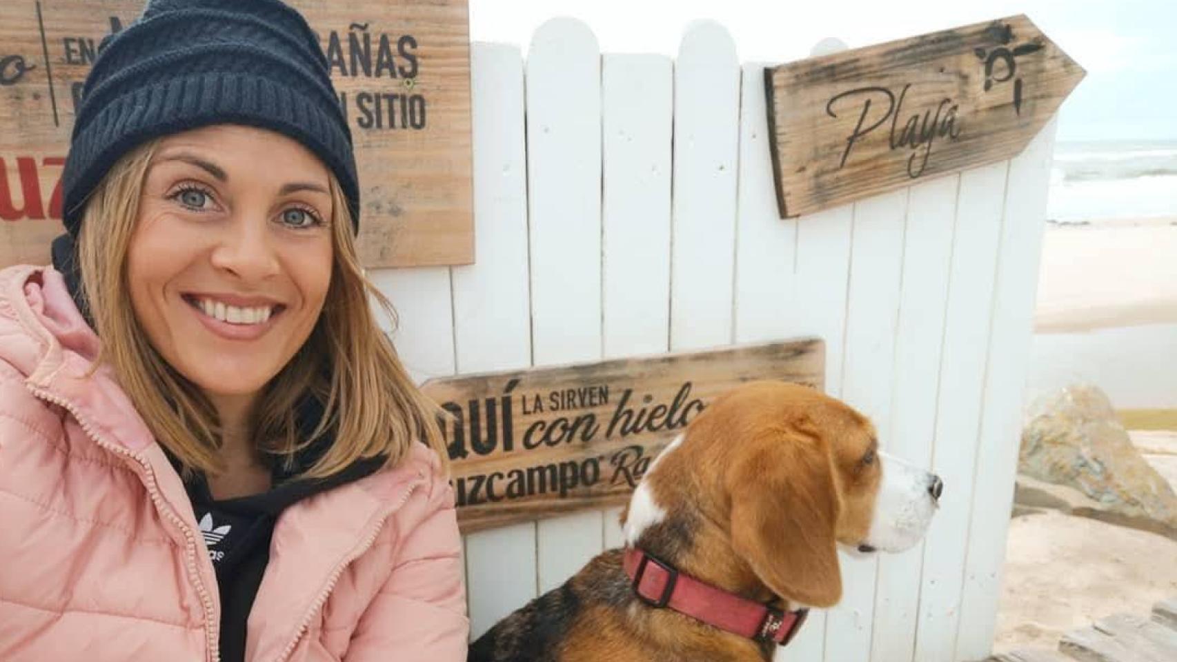 Patricia, víctima del accidente de Adamuz, en una imagen con su perra 'Lía'.