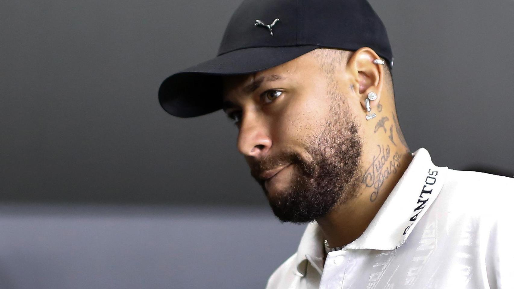 Neymar pensativo antes de un partido con el Santos