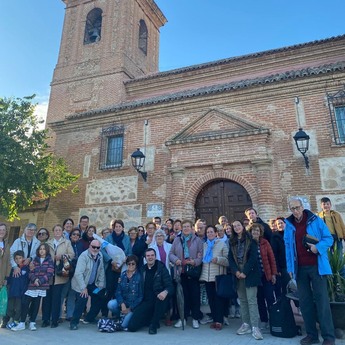 Multitud de personas en Illán de Vacas.