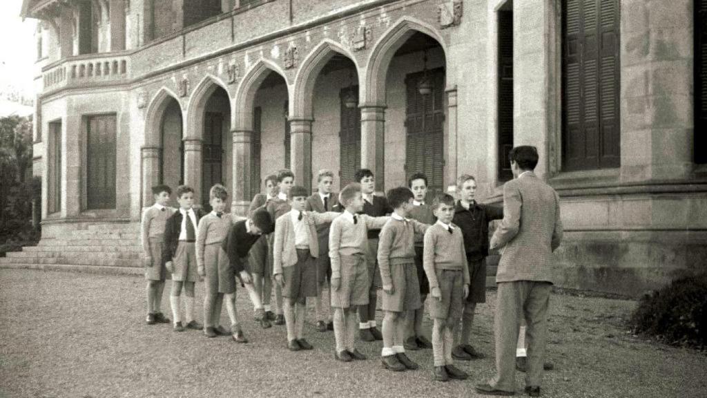 El futuro rey Juan Carlos con sus compañeros de internado en el Palacio Miramar.