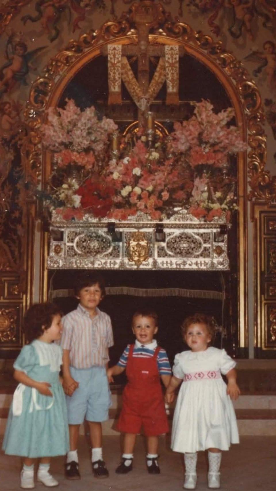 Patricia, víctima de Adamuz, junto sus primos, entre ellos, Félix, en una imagen cuando eran pequeños.